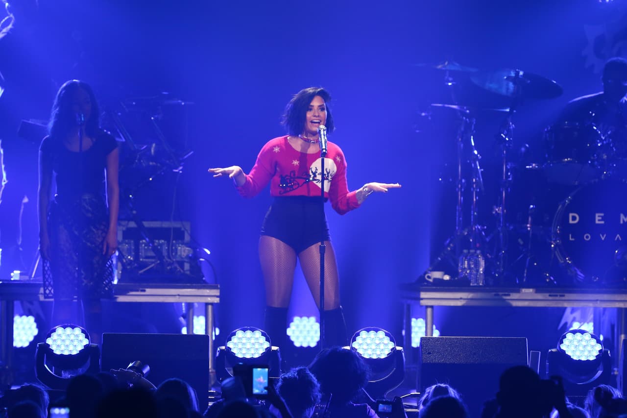 ¿Cómo no van a lucir? Si además de los hot pants que usó, parece que la artista cada día hace más ejercicio y se le nota en su tonificada figura.