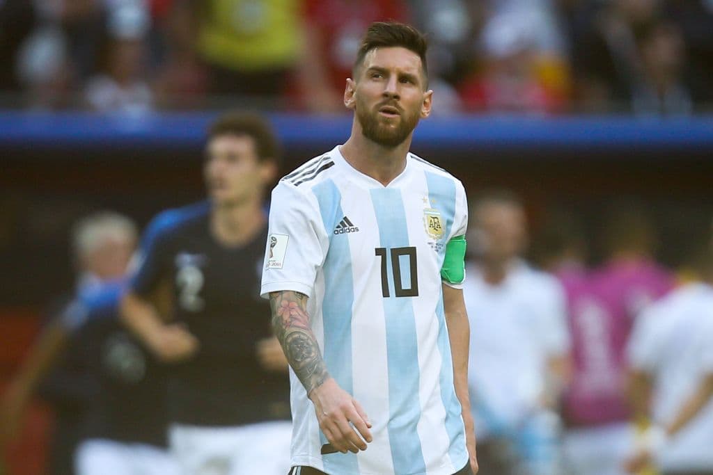 Messi no lograba aparecer en la cancha con la contundencia que se le necesitaba para igualar la situación.