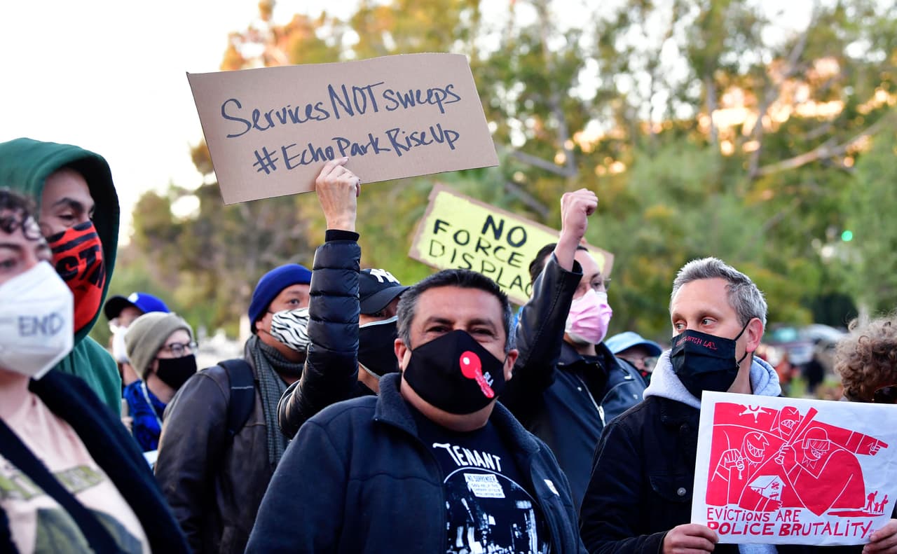 Este miércoles activistas de
<a href="https://servicesnotsweeps.com/" target="_blank">Services Not Sweeps</a> (Servicios no desplazamientos) y otras organizaciones salieron a las calles para protestar en
<b> favor de las personas indigentes que viven en Echo Park</b> y aseguran que no se conocen cuáles son las alternativas que serán presentadas para esta población.