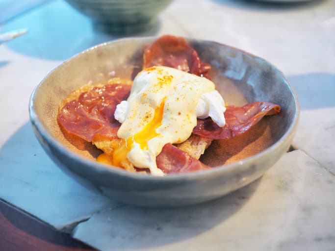 Huevos pochados con jamón + Fresas con requesón | Reto 28