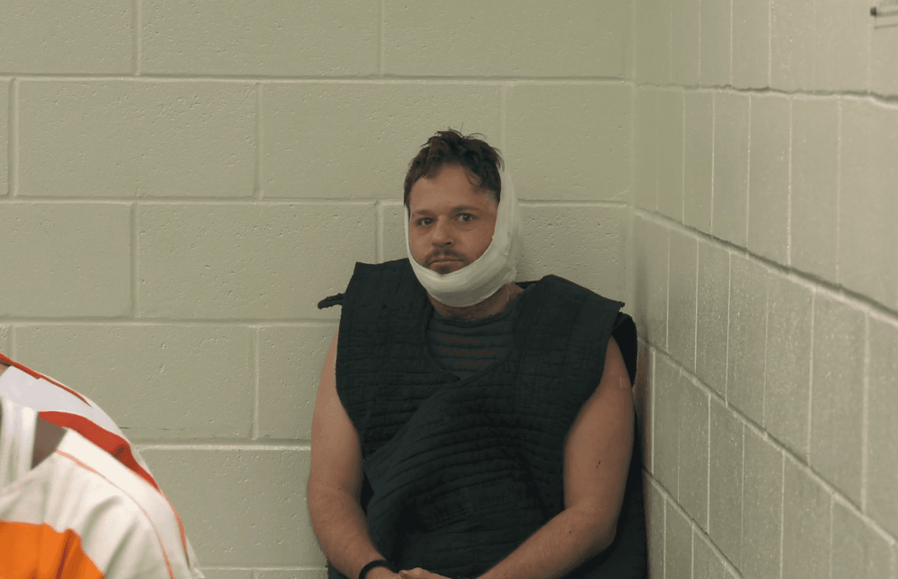 En tanto, 
<b>Bryan Maclean Howard</b>, de 41 años, fue arrestado y acusado de ocho cargos de homicidio involuntario y conducir bajo la influencia de sustancias prohibidas.