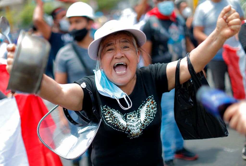 El efímero mandato de Merino se debió en gran medida a la violencia que precedió su renuncia. Al menos dos personas murieron en la noche del sábado. Tras su dimisión muchos celebraron sonando cacerolas.