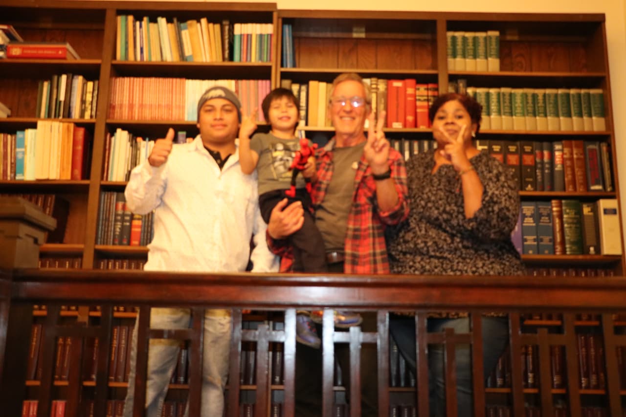 El inmigrante guatemalteco, Juan Manolo Lara Chitamul, su hijo Tyler, el abogado Peter Schey y la activista Mayra Todd festejan la liberación del pequeño, quien estuvo retenido por autoridades migratorias de Los Ángeles durante 11 días.