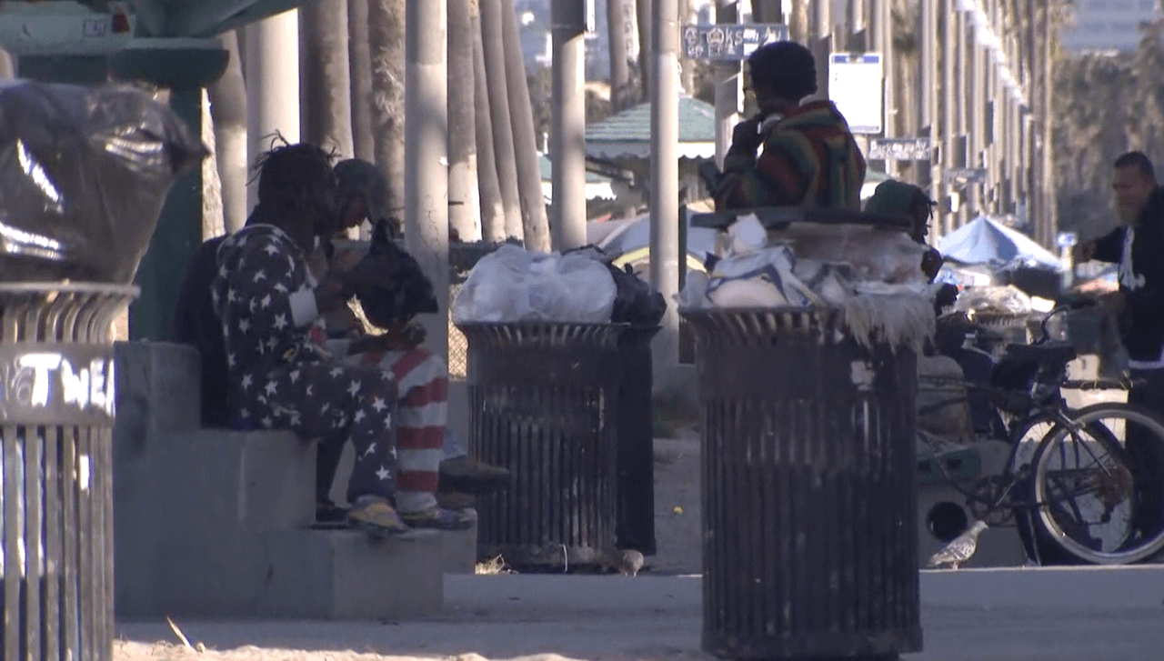 <b>"Esto no es <a href="https://www.univision.com/local/los-angeles-kmex/dia-de-san-valentin-lugares-mas-romanticos-los-angeles-fotos">Venice</a>" ,</b> dijo Villanueva señalando el conglomerado de tiendas y basura en lugares en donde alguna vez había artesanos, arte y música.