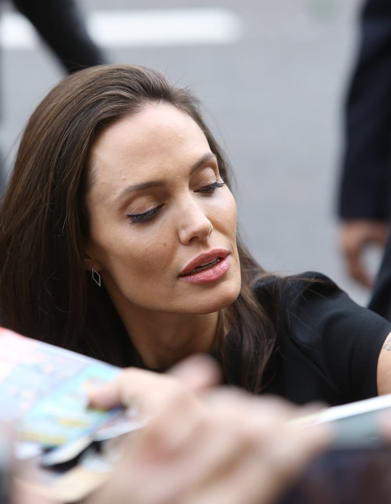 Firmó varios autógrafos.