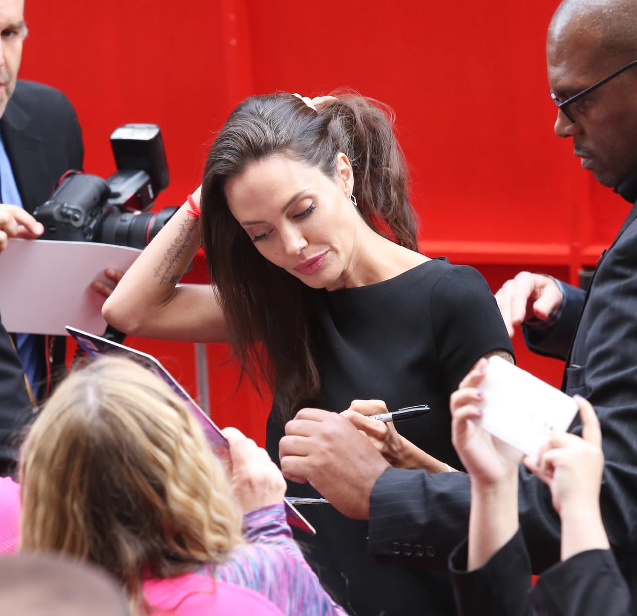 Angelina se mostró de buen humor y amigable con sus fans.