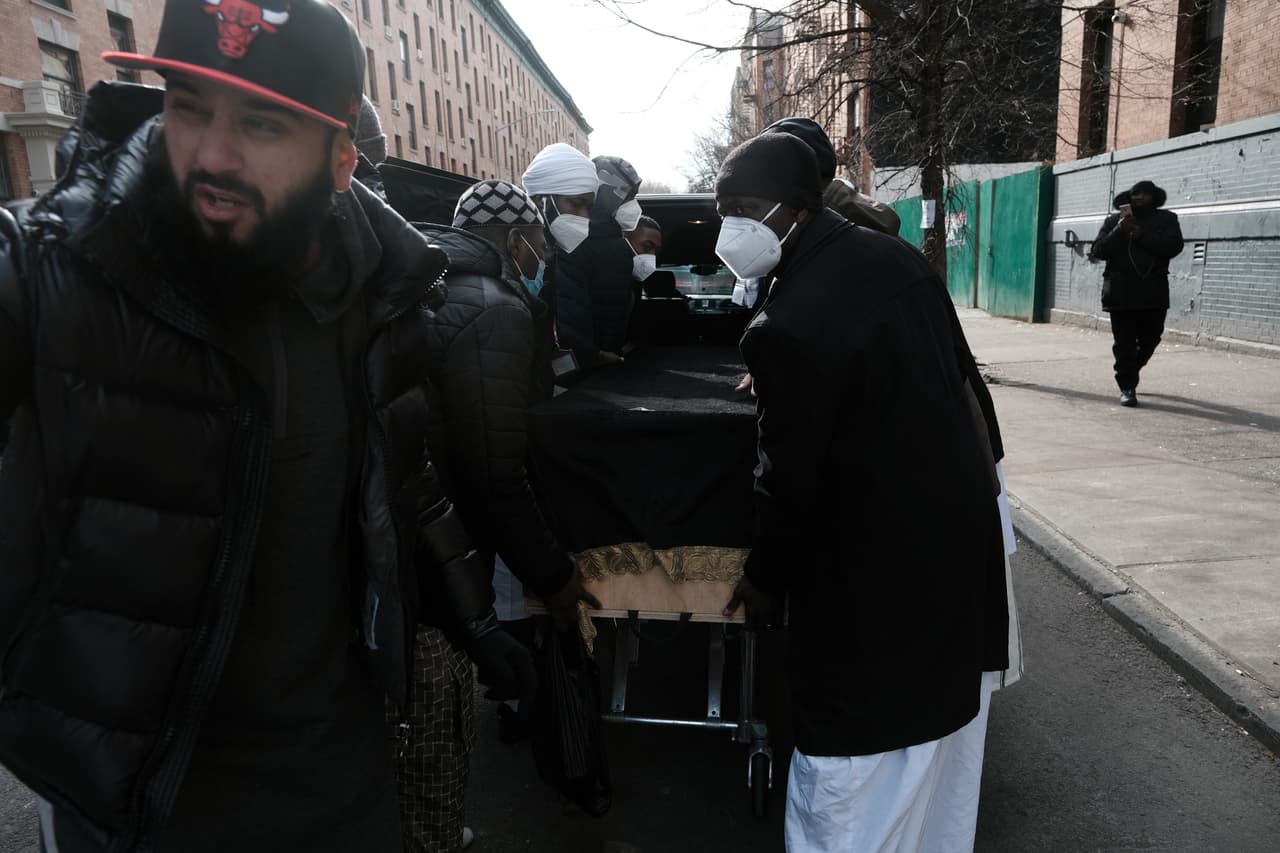Tras la ceremonia, los féretros fueron sacados del Centro Cultural Islámico para ser llevados a un cementerio en Nueva Jersey.