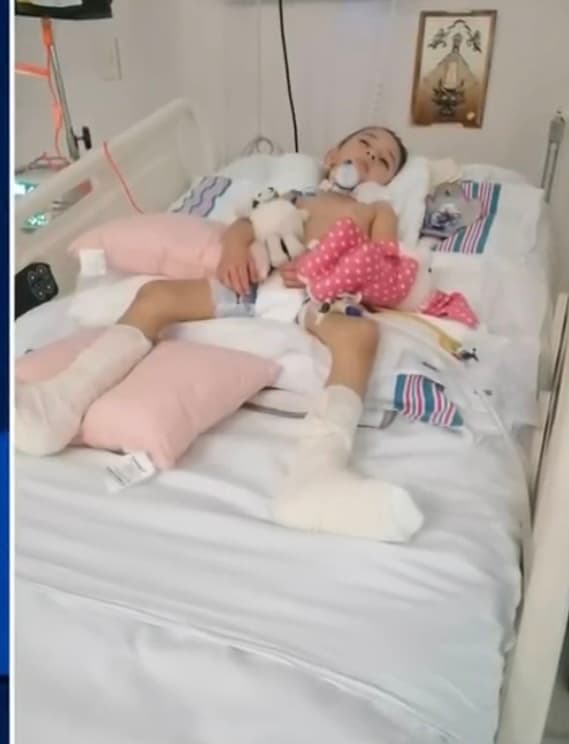 Durante dos semanas en las que permaneció internada en terapia intensiva, Aby -la tercera de los cuatro hijos de la pareja- estuvo sin abrir los ojos y sin mostrar reacción a ningún estímulo que se le aplicó. 
<br>