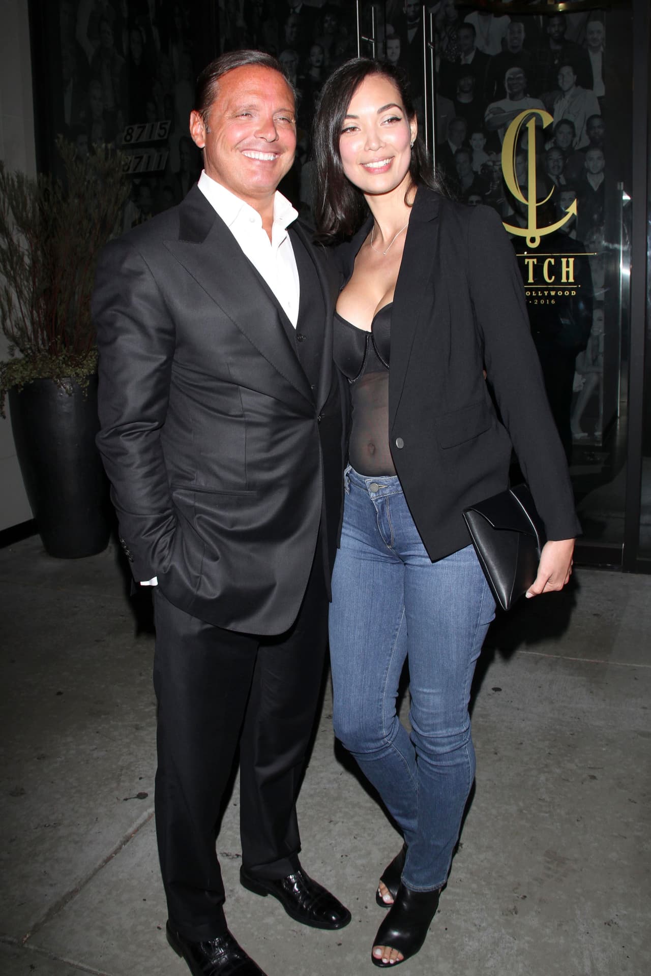 Luis Miguel fue captado con una nueva mujer saliendo de una cena en Los Ángeles el 23 de mayo. El cantante tomó de la mano a su acompañante, la abrazó por la cintura y le abrió la puerta de su Rolls Royce como todo un caballero antes de partir del restaurante Catch.