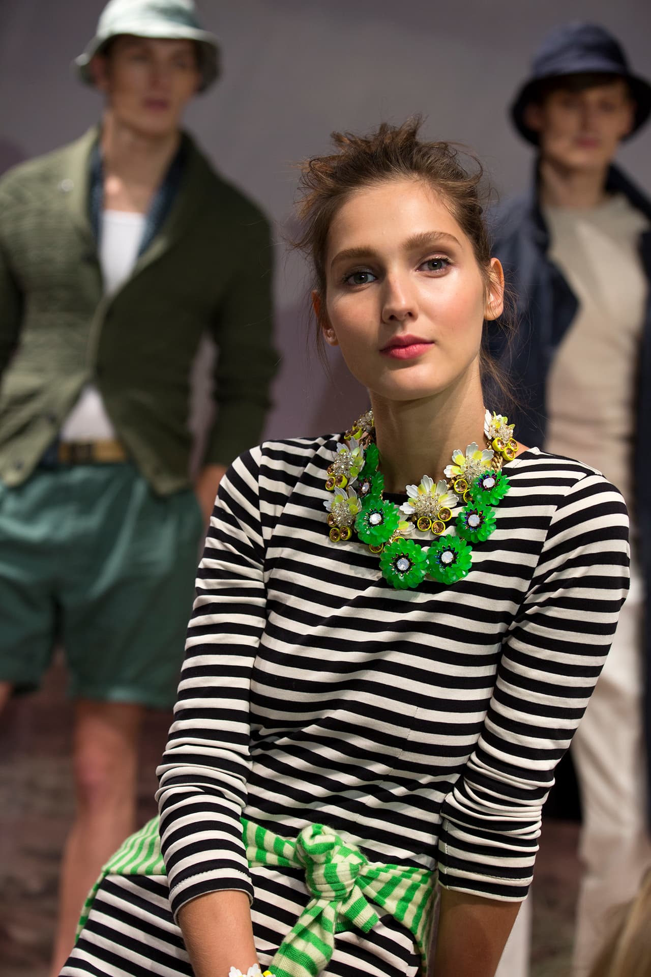 Un vestido de franjas delgadas cobra vida si se le añade un collar ancho y colorido. Diseñador J. Crew. NYFW, Spring/Summer 2016 - 09/16/2015