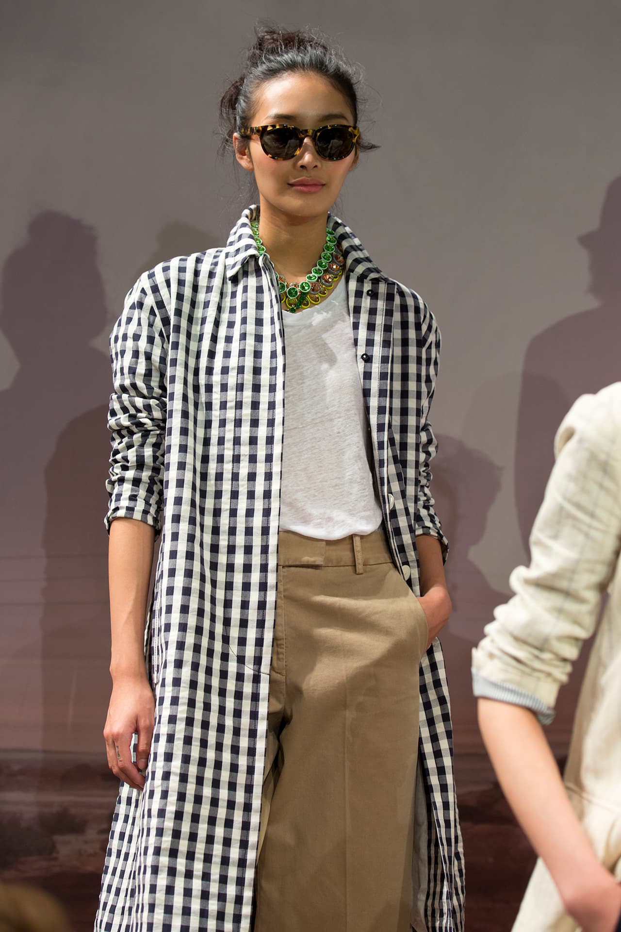 Toda la pasarela nos inspira a vestir un ‘street style’ muy retro y al mismo tiempo vanguardista con cuadros y líneas juntas en blusas y pantalones anchos al mismo tiempo. Diseñador J. Crew. NYFW, Spring/Summer 2016 - 09/16/2015