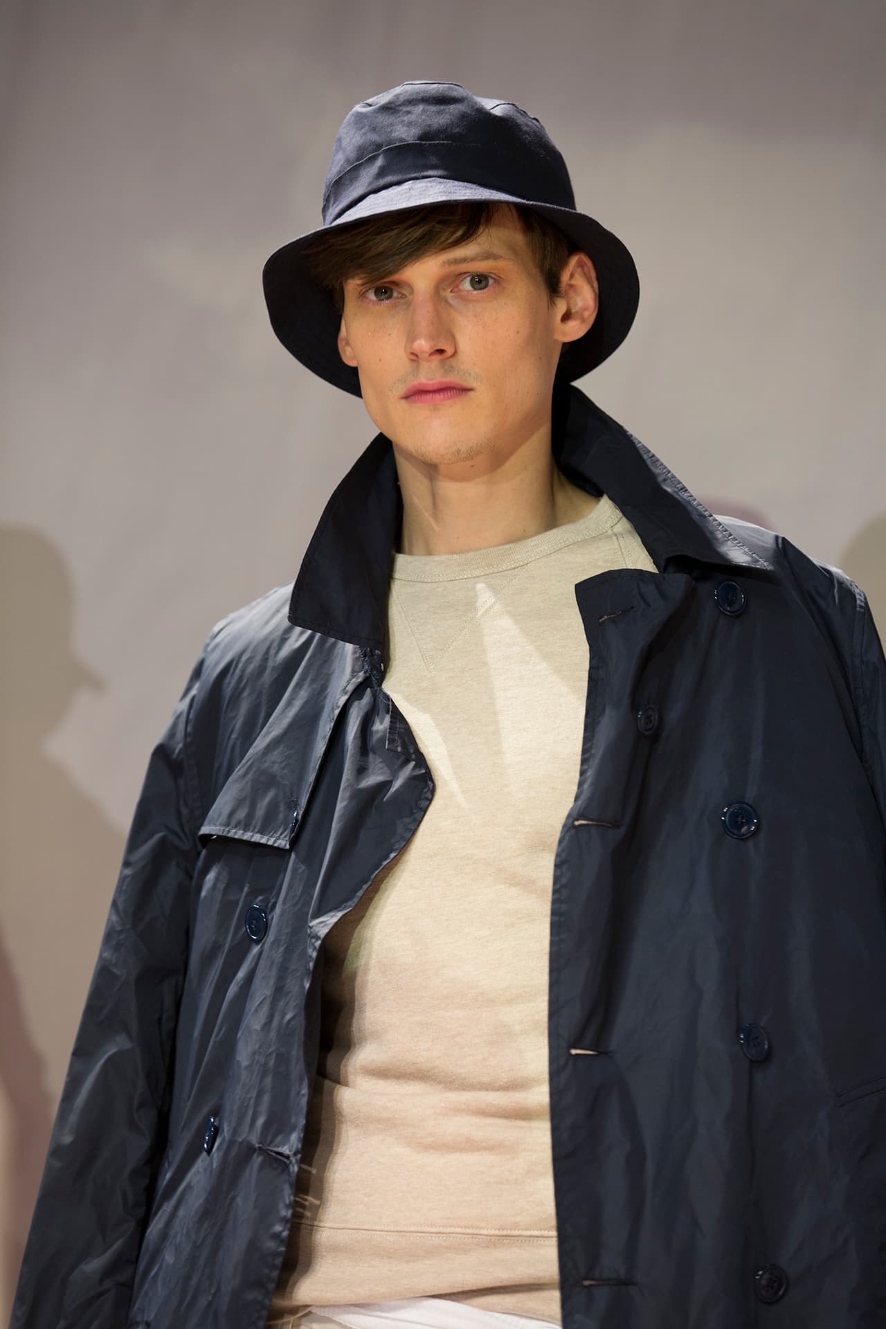 Para ellos, el diseñador presentó camisolas y playeras sencillas. Diseñador J. Crew. NYFW, Spring/Summer 2016 - 09/16/2015