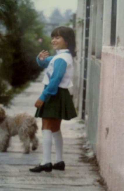 Satcha Pretto disfrutó su etapa de estudiante, aquí la vemos feliz rumbo al colegio: "Mis padres me dijeron desde pequeña que para crecer tenía que educarme".