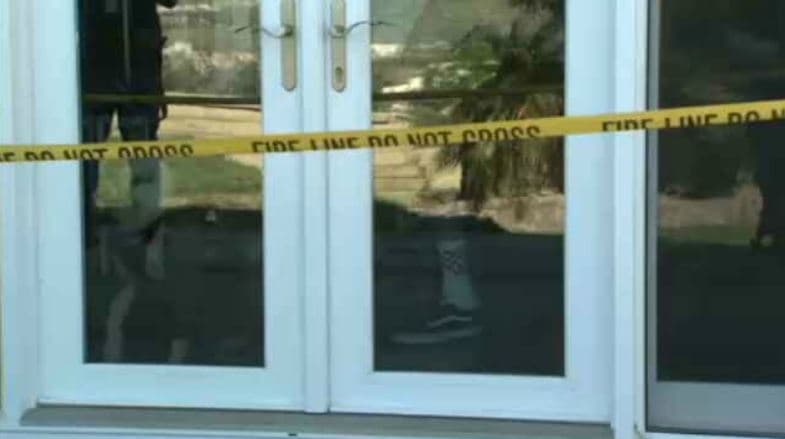 Este viernes, las autoridades bloquearon el paso a varias propiedades, etiquetandolas con franjas amarillas.