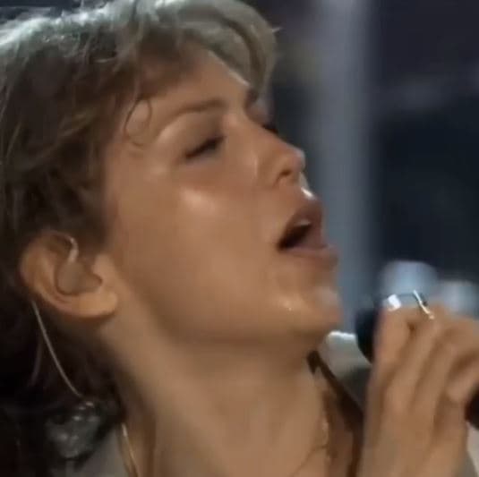 Al pie dela misma publicación, la esposa de Tommy Mottola refirió: "Una de las bendiciones más grandes que tengo es el ser mujer, y hoy, todas nos unimos en coro para conmemorar la lucha de todas nosotras. ¡Mujeres, mi 'Primera fila' es para todas ustedes!".