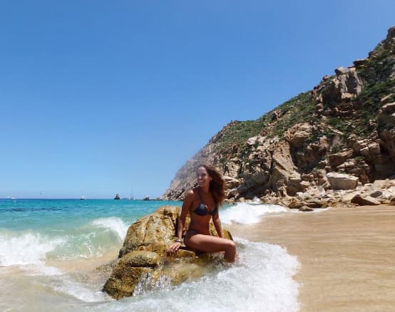 Ella es una mujer segura de sí misma, divertida y dispuesta a disfrutar cada instante de su vida.