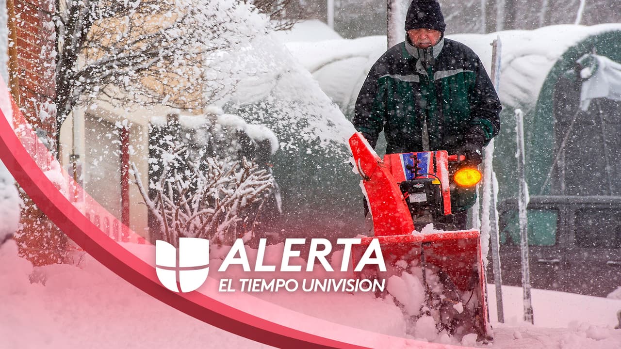 Continúan los trabajos de limpieza y remoción de nieve en San Bernardino: aún hay varias personas atrapadas