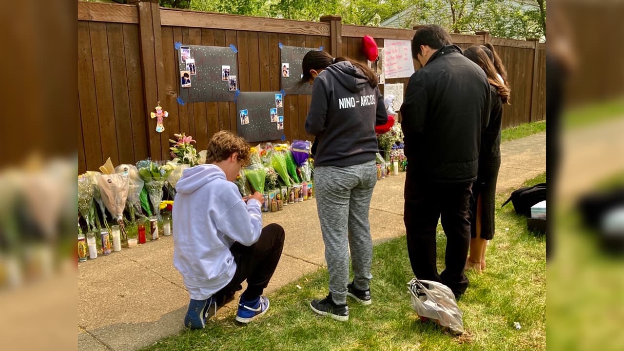 Compañeros y amigos de las víctimas se mostraron consternados mientras colocaban ofrendas a los cuatro estudiantes de la preparatoria.