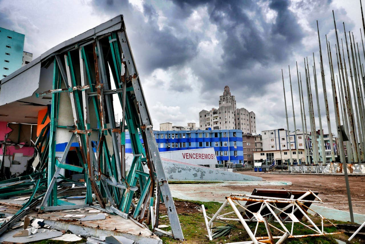 "Venceremos", otro ángulo de la Tribuna Antiimperialista frente a la Embajada de Estados Unidos. En el fondo se ve el edificio López Serrano, levantado en los años 30 en la calle 13 y L en el barrio de El Vedado.
<br>
