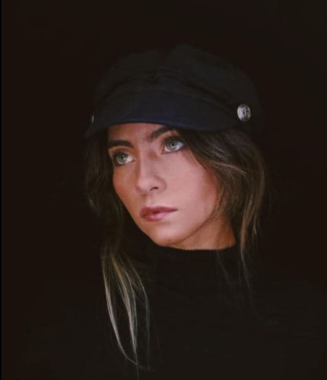 “Soy hermosa literalmente por el simple hecho de existir, por lo que hay dentro de mí y por lo que comparto con los demás y quiero abandonar la vanidad”, dijo.
<br>