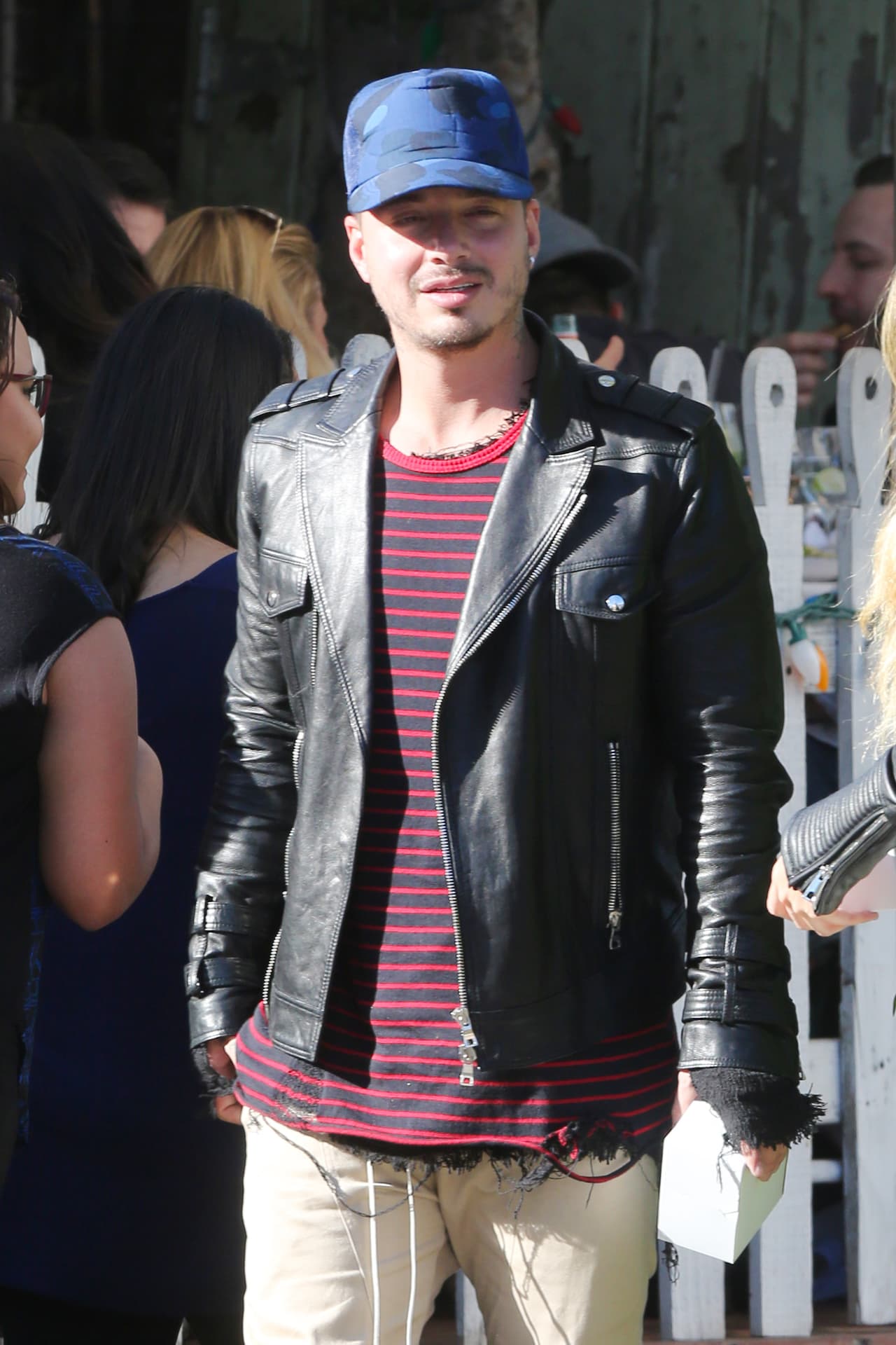 El primer enigma es J Balvin a quien desde finales del año pasado lo hemos visto con una chica súper guapa, pero él no ha confirmado nada.