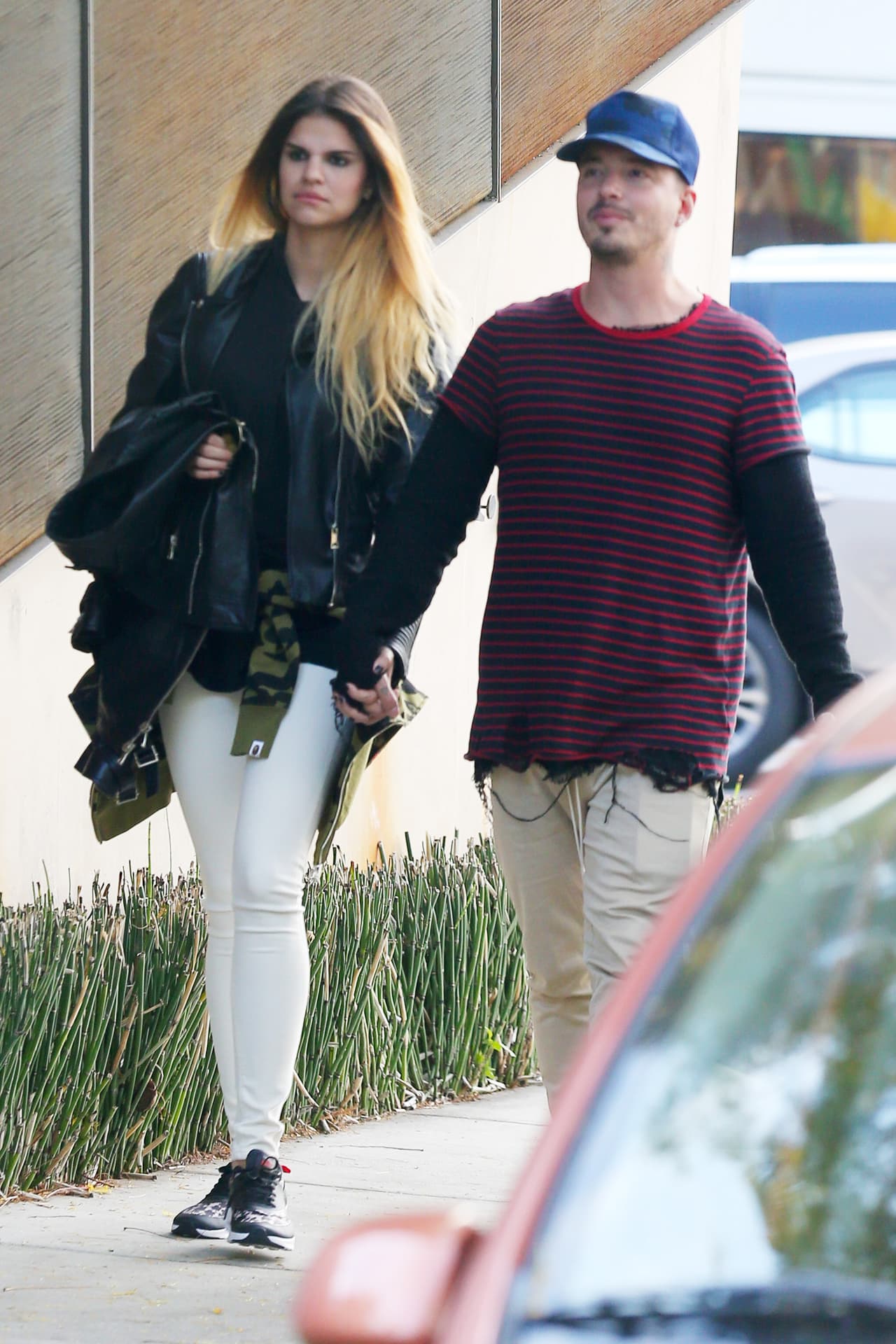 Así fue captado en la ciudad de Los Ángeles, de la mano con la linda Maria Camila.