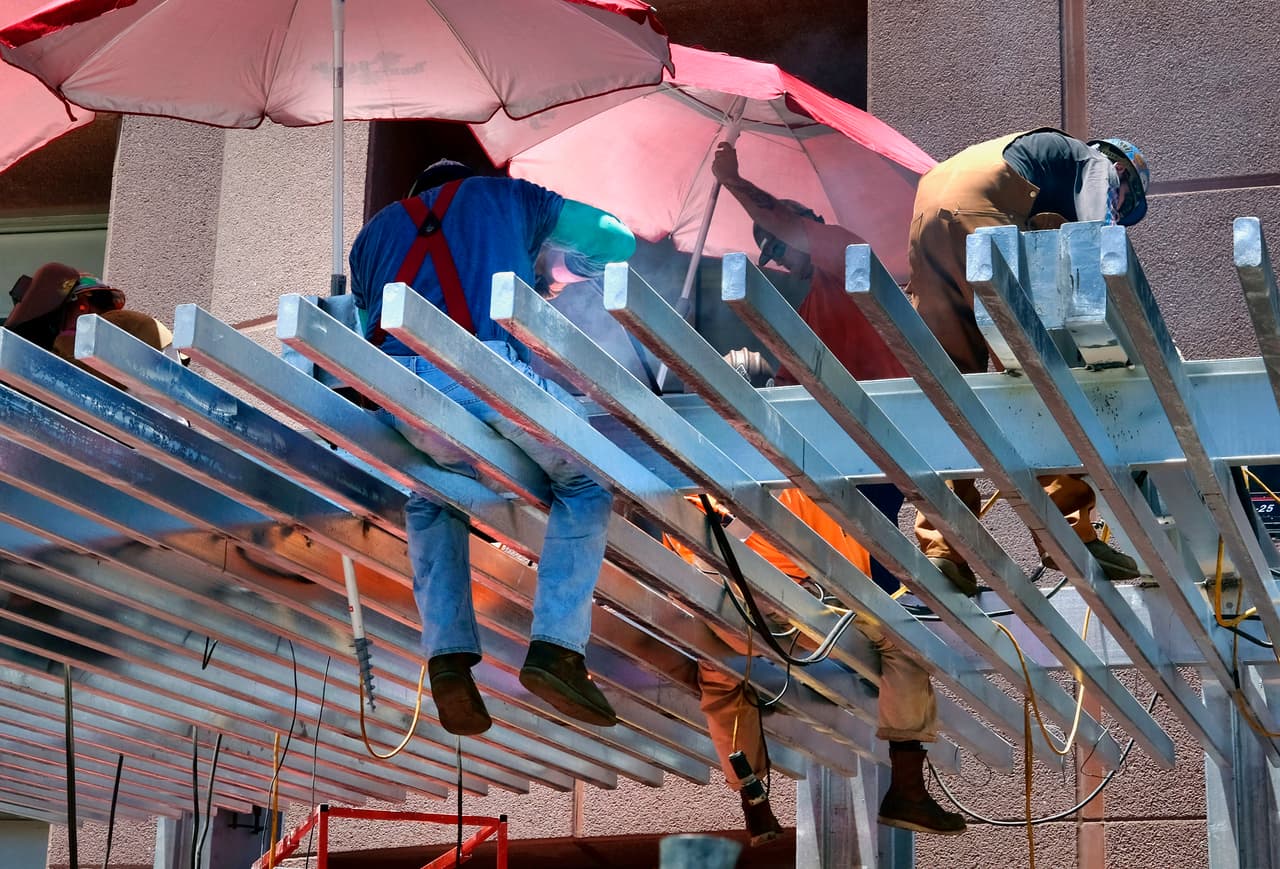 Las autoridades de salud recomiendan a todos los trabajadores en exteriores tomar tiempos de descanso bajo sombra. Las pausas deben ser obligatorias, entre 5 a 10 minutos bajo la sombra y tomar mucha agua.
<br>