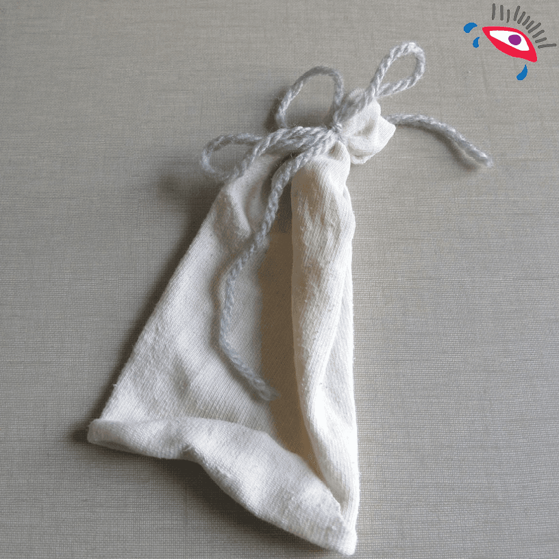 Amarra el extremo de uno de los pedazos, lo necesitarás al final