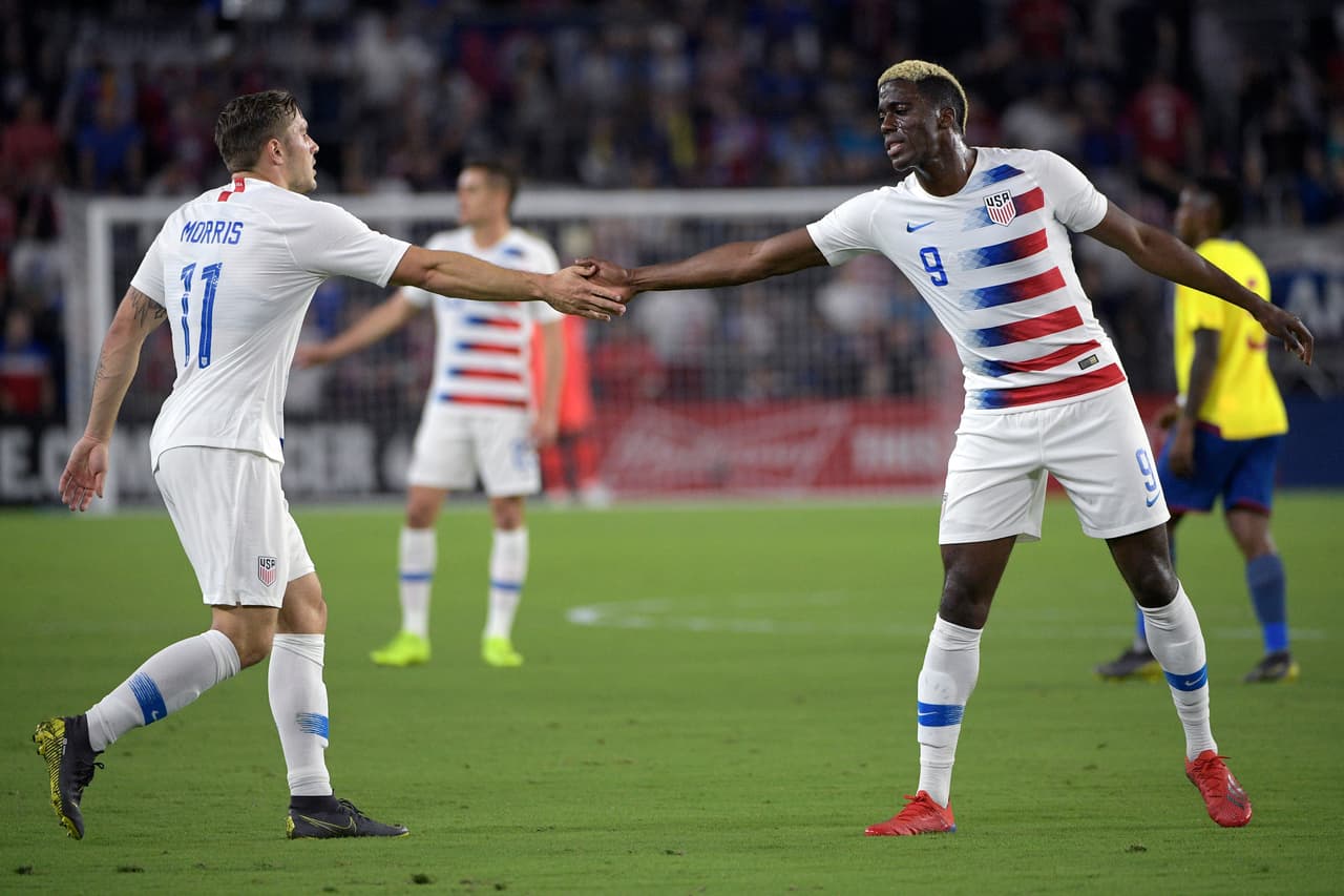 Jordan Morris (11) felicitando a Gyasi Zardes (9) después del 1-0 con el que Estados Unidos amarró el triunfo en esta nueva era de renovación que vive el Team USA.