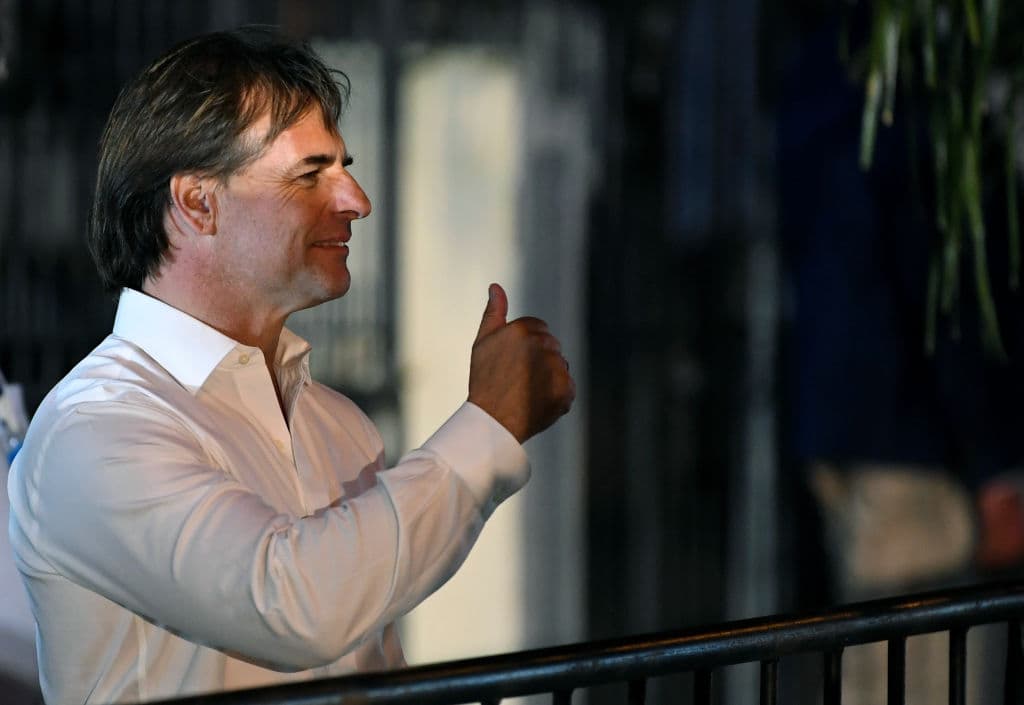 Con 74% de aprobación y 14% de rechazo (12% no dio su valoración), el presidente uruguayo 
<a href="https://www.univision.com/noticias/america-latina/el-centroderechista-luis-lacalle-gana-las-elecciones-en-uruguay-tras-el-recuento-de-los-votos">Luis Lacalle</a>, de centroderecha, es el mejor posicionado en el ranking de Ipsos. "Uruguay es el país con la mejor evaluación económica de la región y el país donde más encuestados cree que la inflación se reducirá en los próximos 12 meses", indica el estudio.