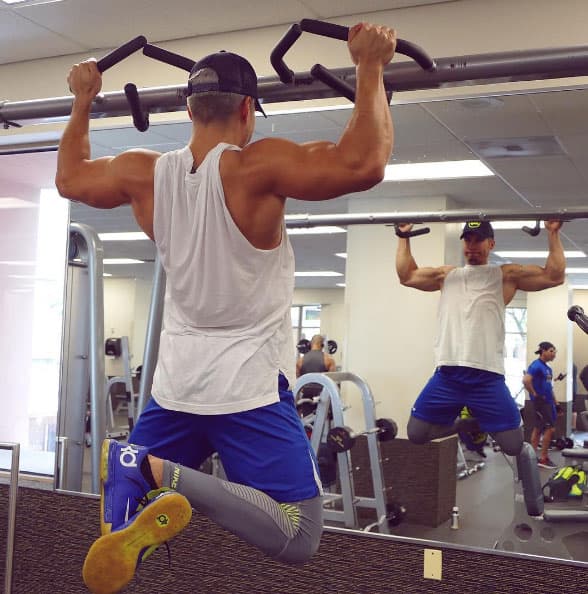 Trabajando hombros y espalda en el gimnasio.