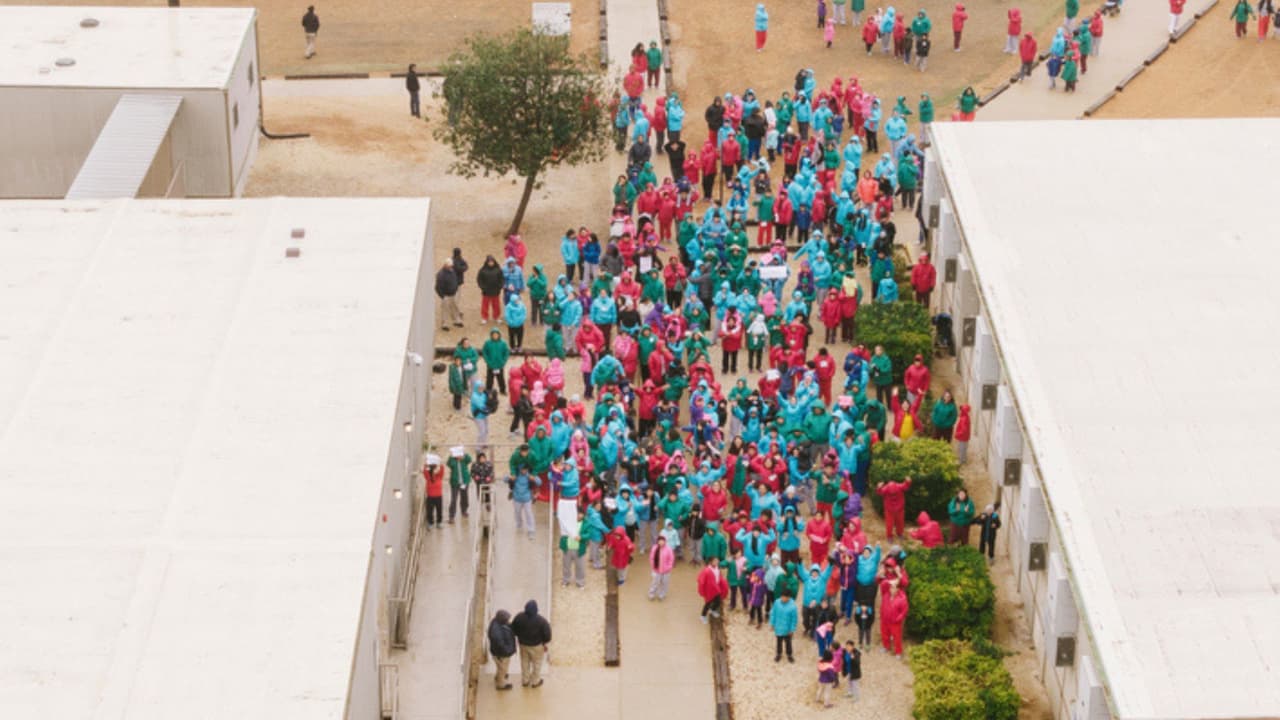 Una fotografía aérea del centro de detención familiar en Dilley fue tomada durante una 
<b><a href="https://www.univision.com/local/san-antonio-kwex/protesta-familias-migrantes-texas-nino-5-anos-detenido-ice-dilley-minnesota">protesta el pasado 25 de enero de 2026.</a></b> Familias migrantes detenidas en el centro de ICE se manifestaron al interior del mismo con pancartas para exigir trato digno y la liberación de menores de edad recluidos en estas instalaciones.
<br>