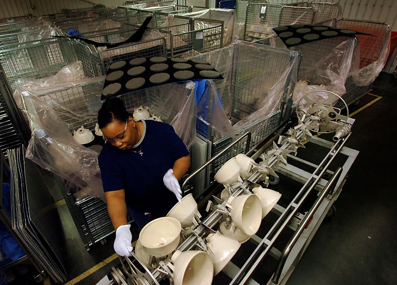 <b>Lámparas.</b> "El acero y el aluminio son insumos que contribuyen a la competitividad de varios sectores estratégicos y altamente integrados en América del Norte, como el automotriz, aeroespacial, eléctrico y electrónico, entre otros”, asegura el comunicado mexicano. En la fotografía una fábrica de lámparas automotrices en York, una ciudad al norte de Carolina del Sur.