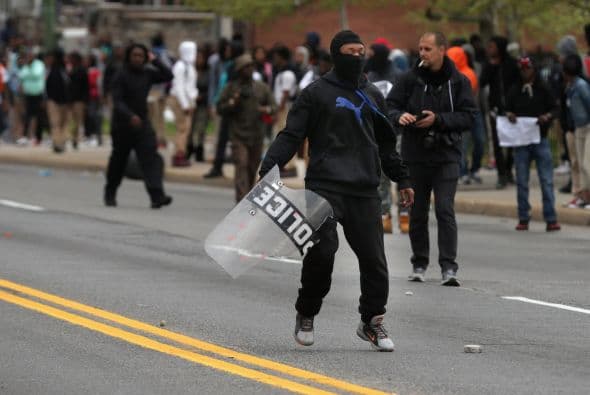 Imágenes de televisión mostraron parte de estos enfrentamientos y a varias personas realizando saqueos, así como un par de automòviles siendo quemados.