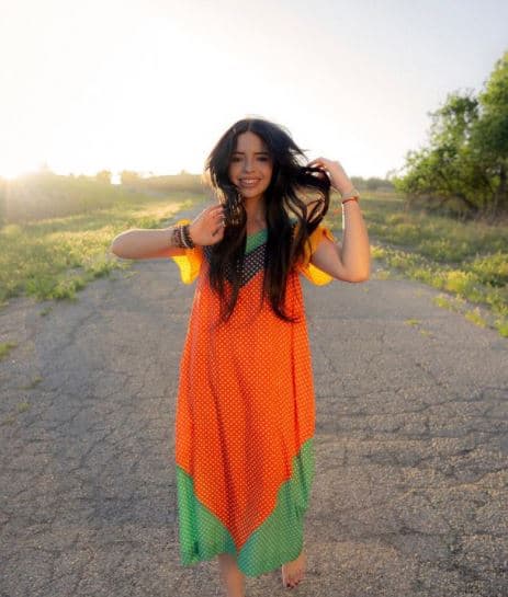 Uno de los 'cambios de look' que más deslumbra a los fans de Ángela Aguilar es cuando presume de una larga melena. En abril de 2021, la artista le dijo adiós a su corte bob para la promoción del sencillo 'En realidad'.
<br>
<br>Por aquellas fechas no sólo se dejó ver con el cabello largo, igual presumió que su abuelita, 
<a href="https://www.univision.com/famosos/angela-aguilar-heredo-de-su-abuela-el-secreto-de-su-gran-voz">Flor Silvestre</a>, le había heredado un colorido vestido.