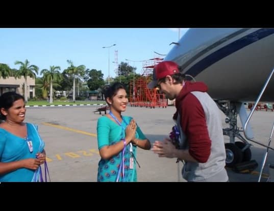 Esta fue la primera vez de Enrique por Sri Lanka, y aunque las chicas lo recibieron con todos los honores no a todos agradó su presencia...