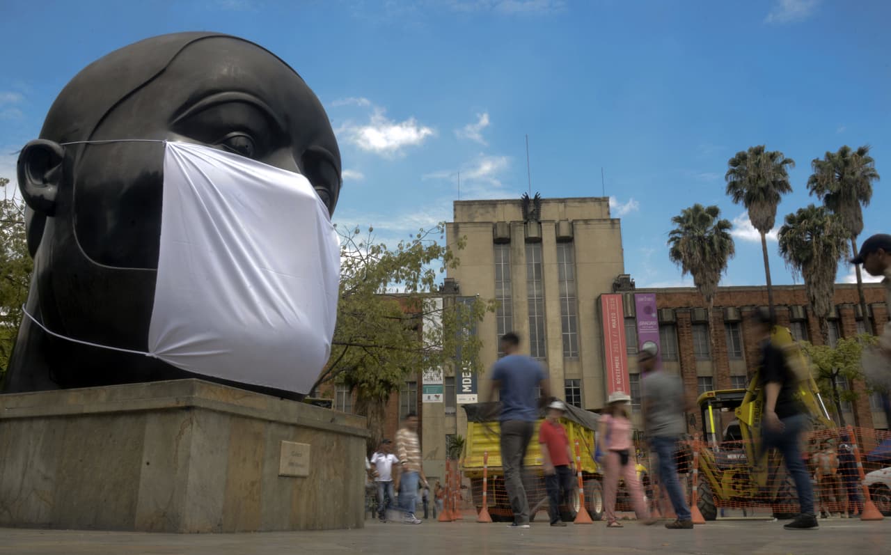 A giant mask is seen on the sculpture by Colombian artist Fernando Botero called "Cabeza" after it was put as a symbolic demonstration against air contamination, in Medellin, Antioquia department, Colombia, on April 8, 2016. City authorities declared an environmental emergency due to high leves of pollution. / AFP / RAUL ARBOLEDA (Photo credit should read RAUL ARBOLEDA/AFP/Getty Images)