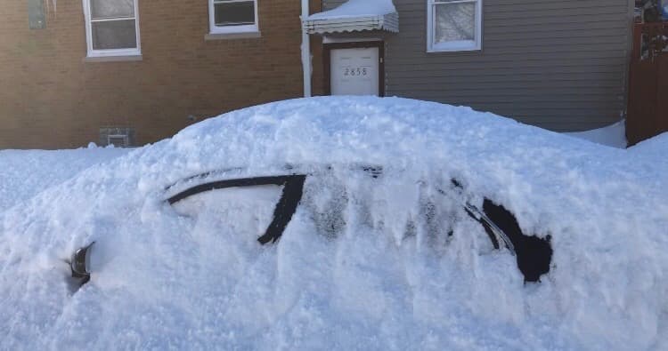 Otro auto literalmente enterrado en la nieve en el barrio de Belmont Cragin.