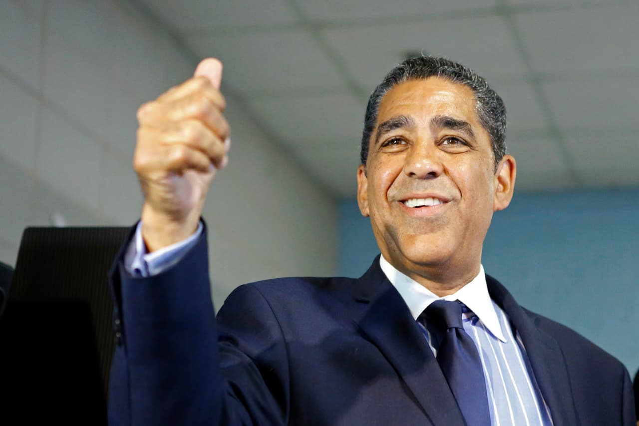 Adriano Espaillat se convirtió el pasado 8 de noviembre en el primer miembro del Congreso de EEUU nacido en República Dominicana. El demócrata de 61 años llegó a Nueva York a los 8 con sus padres, que se quedaron más allá del tiempo permitido por su visa en el país, donde vivió como indocumentado. El veterano político logró mantener el escaño que durante 45 años consecutivos ocupó Charles Rangel
<b> </b>en la Cámara de Representantes.