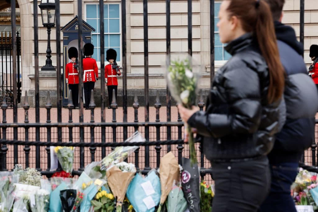 Tras la muerte del monarca este viernes se decretaron ocho días de duelo nacional antes de su funeral, que será más un evento ceremonial que un gran asunto de estado, en gran medida siguiendo la voluntad del fallecido y también en consonancia con las restricciones por la pandemia del coronavirus, por lo cual la Casa Real ha pedido al público que no haga concentraciones.