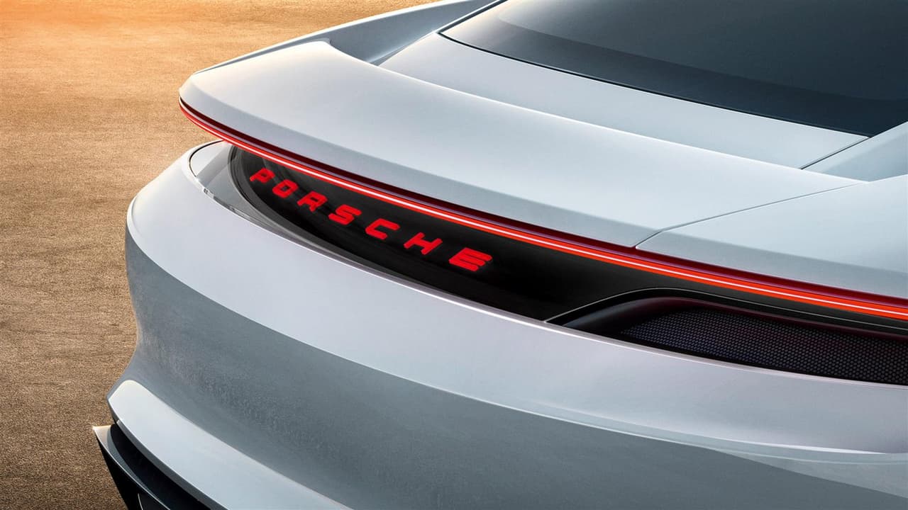 El vehículo de producción derivado del Porsche Mission E estará a la disposición del público
<b> antes del fin de la década</b>.