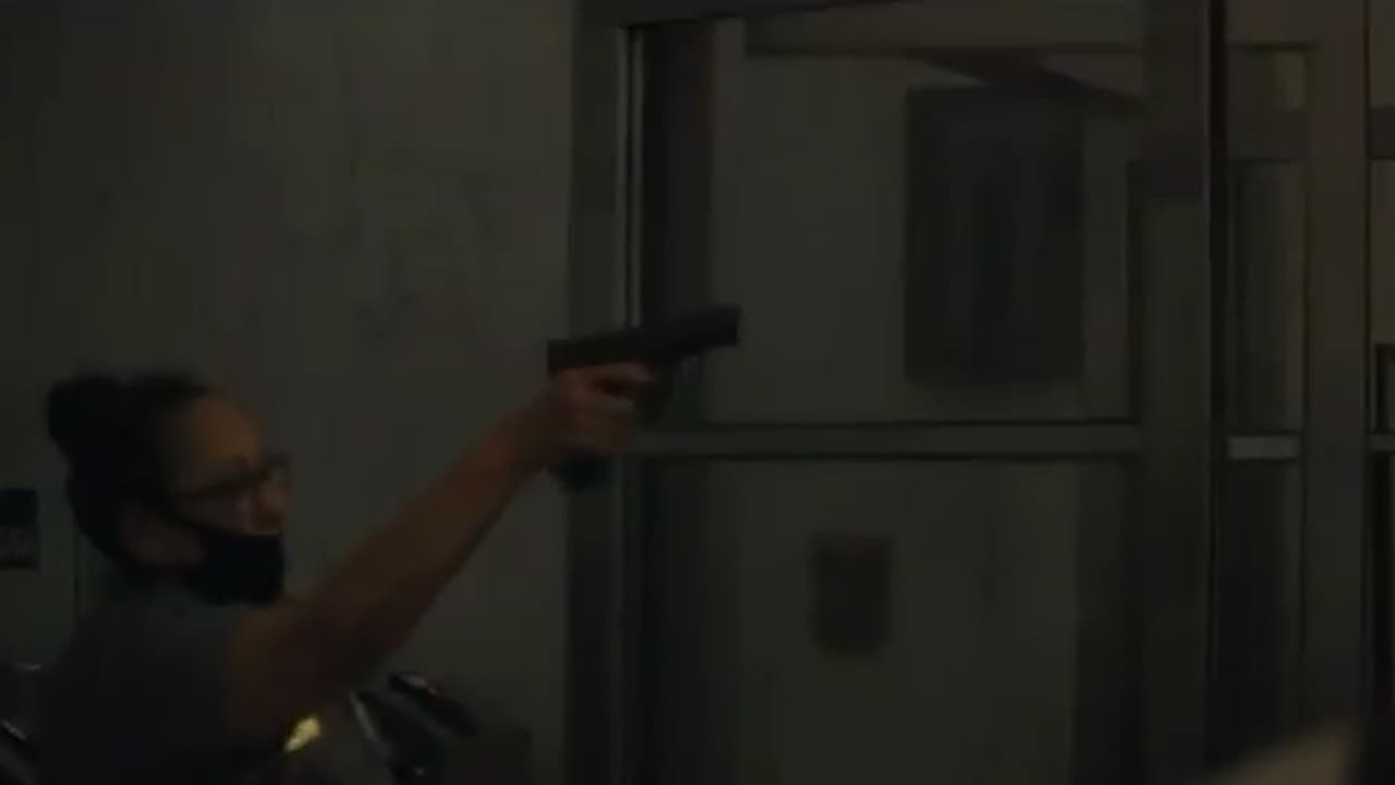 Guardia de seguridad apunta con un arma a manifestantes contra ICE tras irrumpir en edificio federal