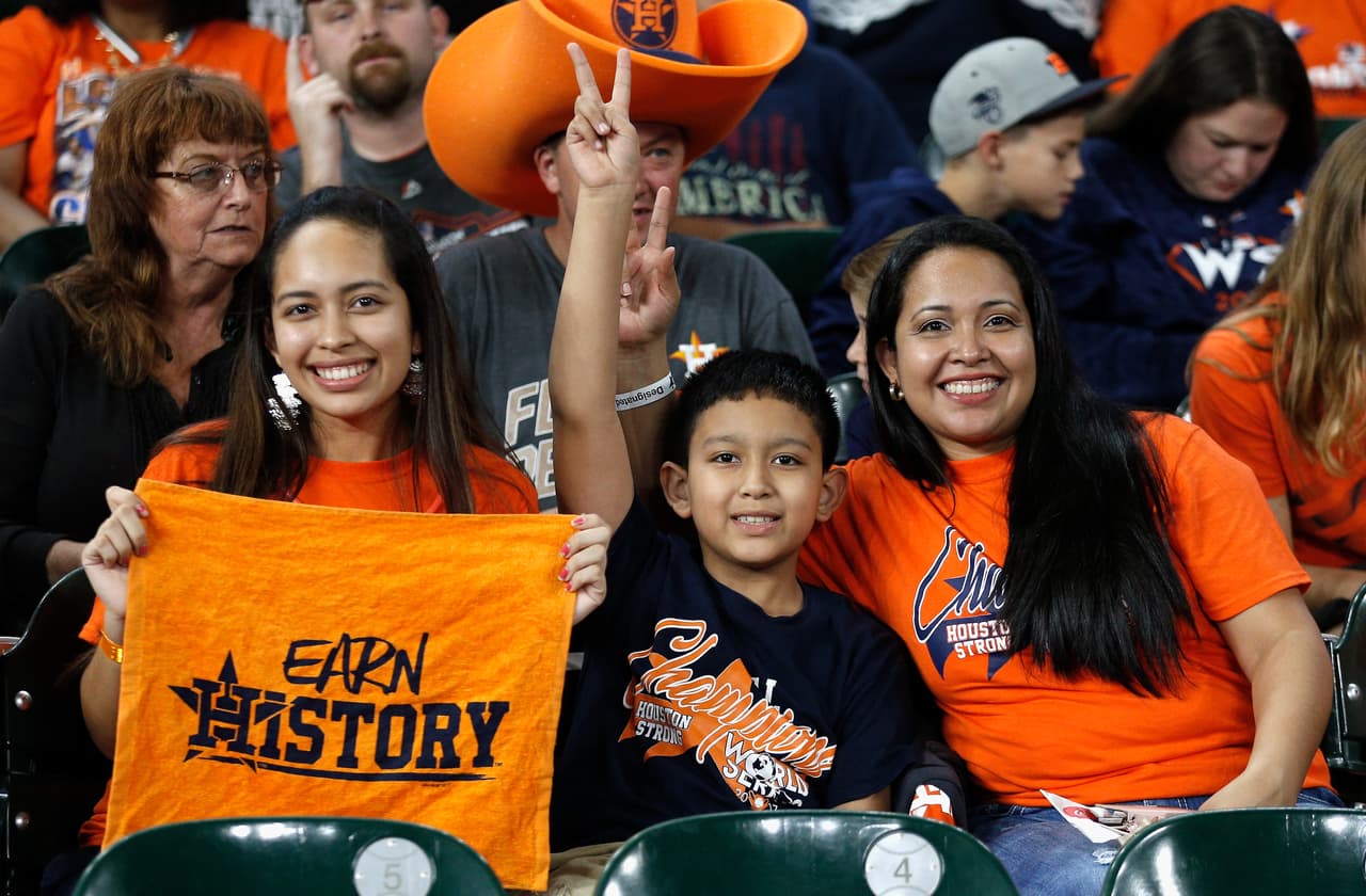 La alegría y emoción se tomó a los todos los hinchas de Houston Astros campeón de la Serie Mundial, entre los más jóvenes y algunas bellas mujeres, en una celebración gigante.