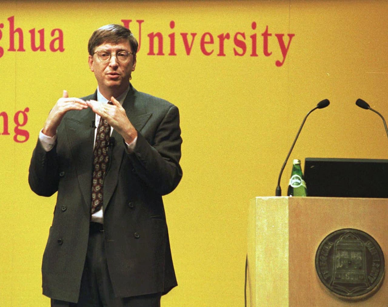 La compañía empezó a sentir un respiro de sus premuras económicas cuando su gran competidor y gran némesis, Microsoft, decidió ayudar e invertirle 150 millones de dólares. 
<b>"Bill, gracias, el mundo es un mundo mejor",<a href="https://www.cnbc.com/2017/08/29/steve-jobs-and-bill-gates-what-happened-when-microsoft-saved-apple.html"> le dijo Steve Jobs a la revista Time.</a></b>
<br>