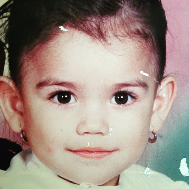 Karina Banda nació el 21 de agosto de 1988 en Guanajuato, se crió con su familia en Monterrey, Nuevo León, y desde muy pequeña mostró su gusto por la televisión. "Una anécdota muy especial es cuando mi tío 'Chava' (QEPD) estaba frente a la TV y yo de cinco años le dije: 'yo voy a estar ahí'", contó a sus seguidores en su cuenta de 
<b><a href="https://www.instagram.com/p/CP1jMrBL1go/" target="_blank">Instagram</a></b>.