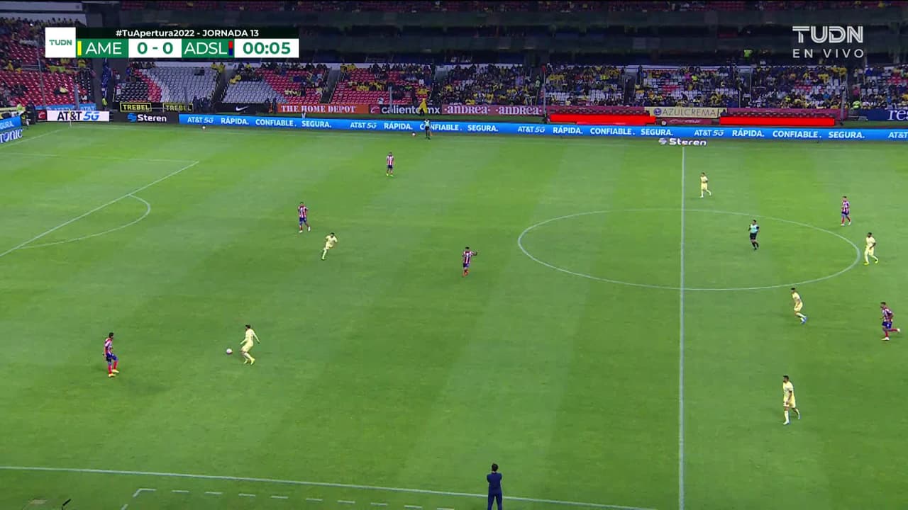 Arranca el partido y la pelota está en juego.