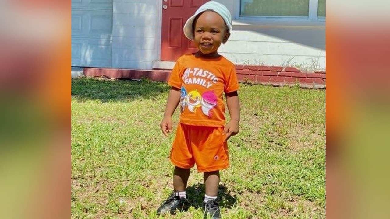 <b>A las 5:13 p.m. del jueves <a href="https://www.univision.com/local/tampa-wvea/alerta-amber-autoridades-buscan-a-taylen-mosley-menor-de-2-anos-desaparecido-tras-la-muerte-de-su-madre-2023">se emitió una Alerta Amber para Taylen Mosley</a></b>.
<br>
<br>Trascendió que
<b>el vehículo de Pashun</b>, estaba estacionado en el complejo residencial, con un
<b> rastro de sangre cerca</b>. Los oficiales cercaron el auto con cinta de escena del crimen y arrastraron un contenedor de basura, quizás buscando evidencias.