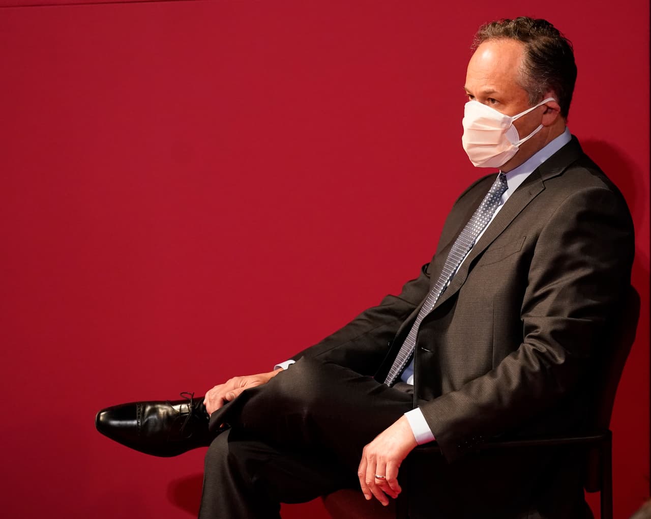 El esposo de Harri, Douglas Emhoff, sentado en el público durante el debate. Los presentes debían utilizar mascarillas obligatoriamente, en contraste con el primer debate presidencial, en el que los seguidores del presidente se negaron a usarlas.