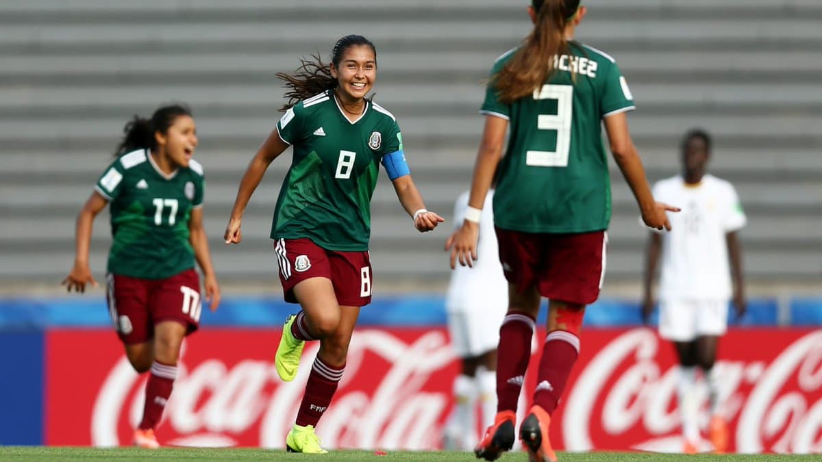 Nicole Pérez (centro) fue la figura de las mexicanas con gol de penal al 61' y un golazo de picabarra al 82' para el 2-2 definitivo. Además convirtió el primer lanzamiento en la definición desde el punto penal en que México se impuso 4-2.
