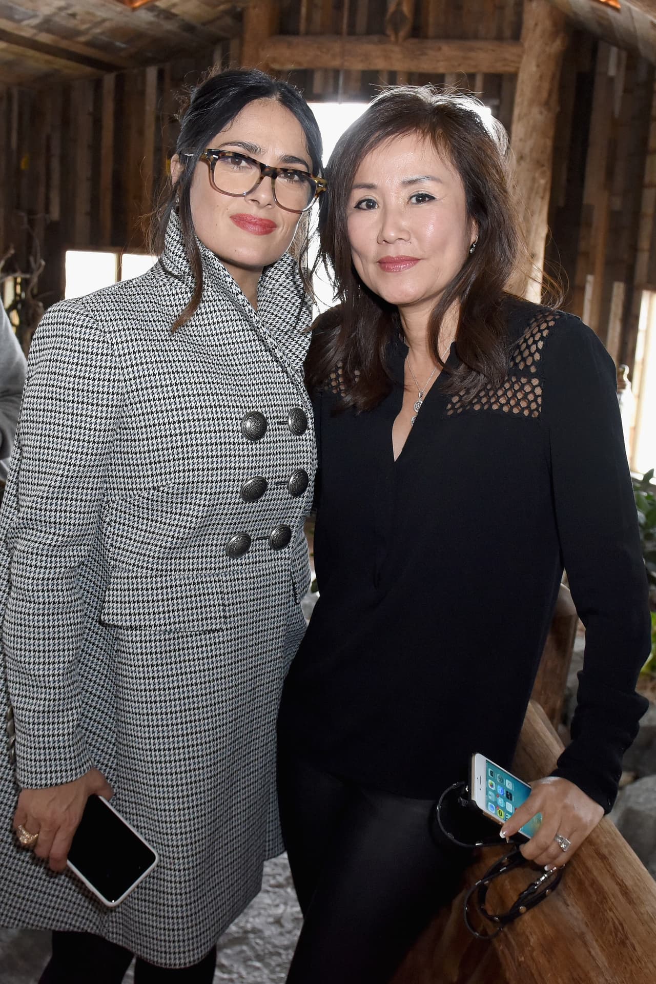 Salma Hayek junto a Mimi Kim, fundadora de ChefDance y en cuya residencia se realizó el encuentro.